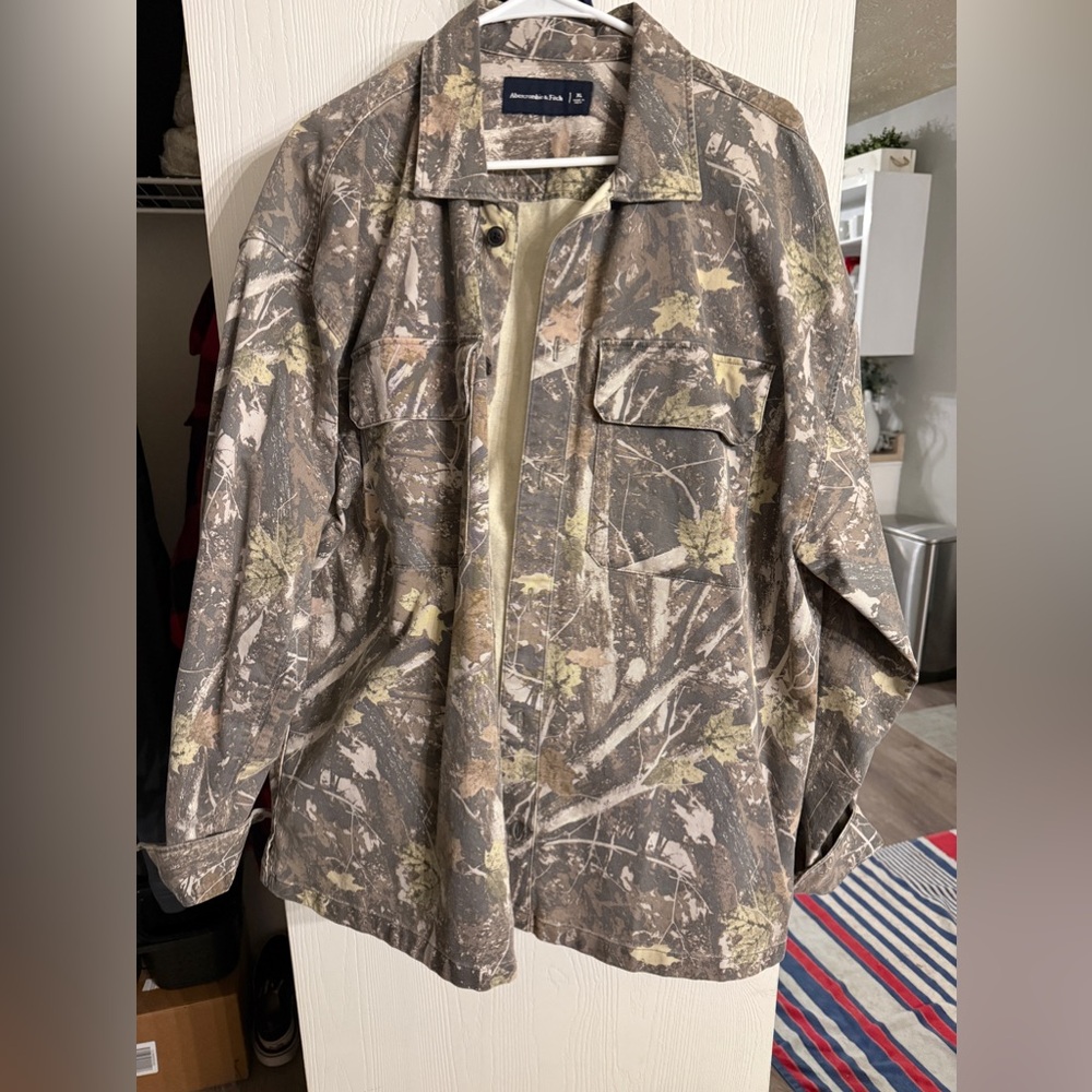 ABERCROMBIE CAMO BUTTON DOWN